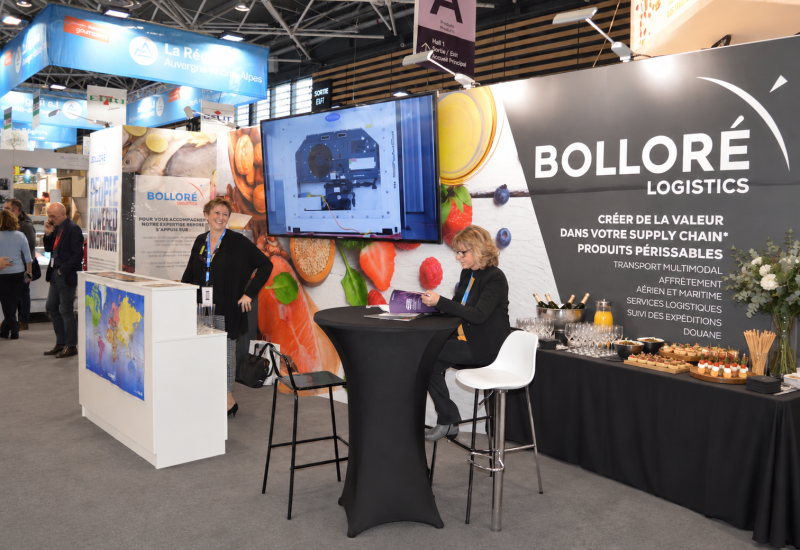 Stand salon professionnel avec écran et signalétique — Aménagement technique d'un stand pour un salon professionnel à Lyon